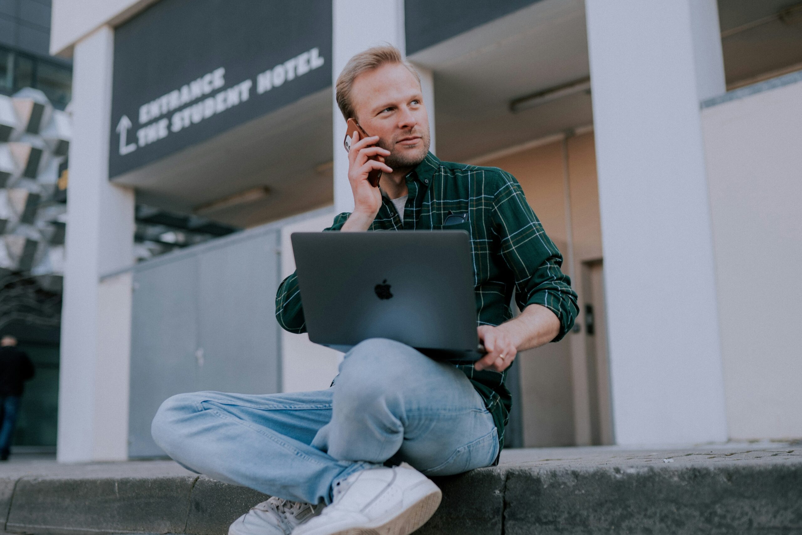 Bilingual French speaker working remotely on a laptop
