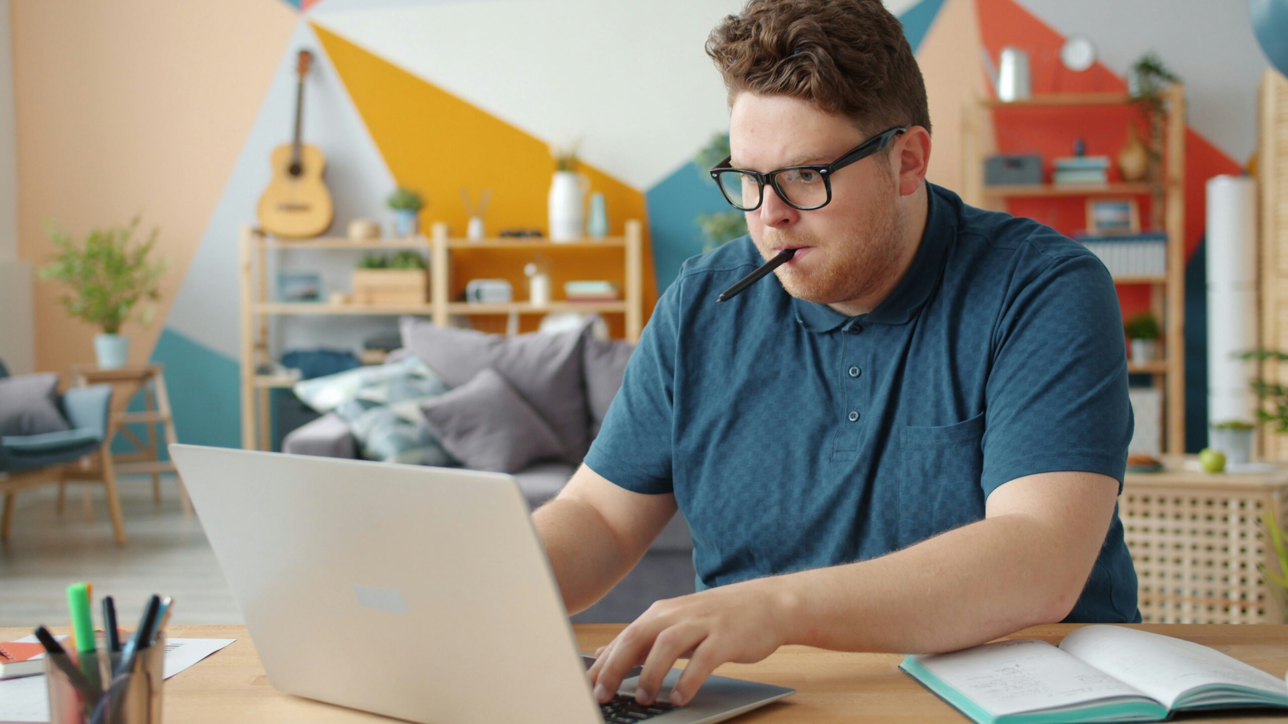 Remote worker at a laptop in a German-speaking job